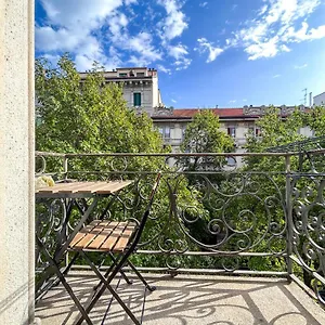 Casa Alberto Da Giussano, Elegante Bilocale In Centro Con Balcone Sul Parco Milano